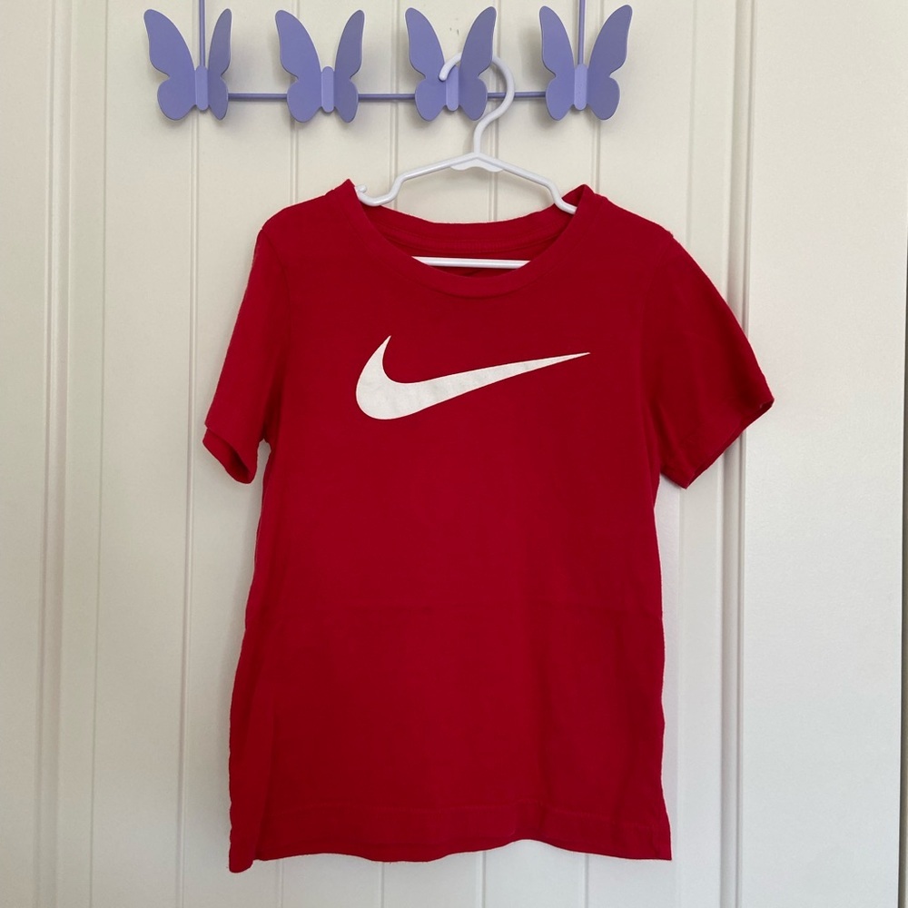 EUC | Nike boy’s basic solid red swoosh short‎ sleeve shirt size 7